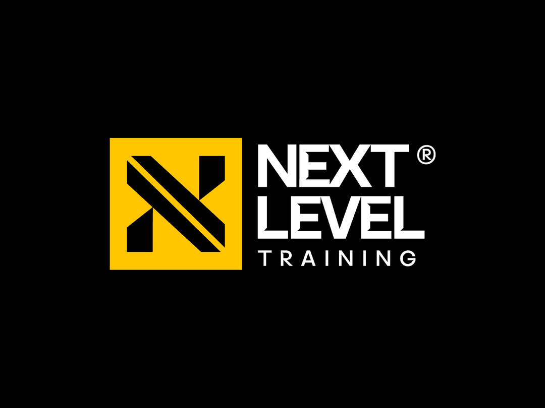 Marca da Next Level Training alternando entre fundos preto, amarelo e branco