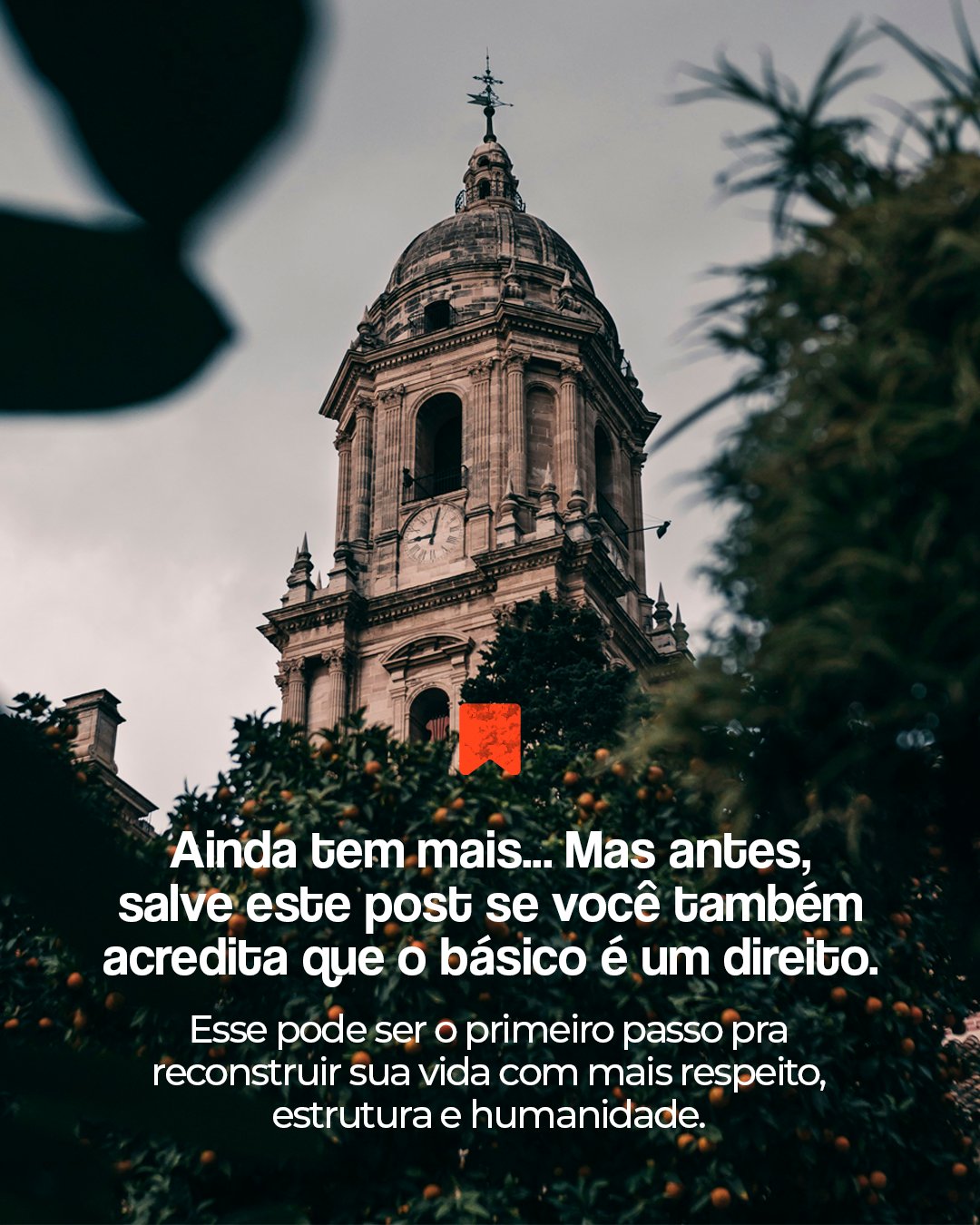 Tela 3: torre de uma igreja entre folhas desfocadas com ícone de salvar; salve este post