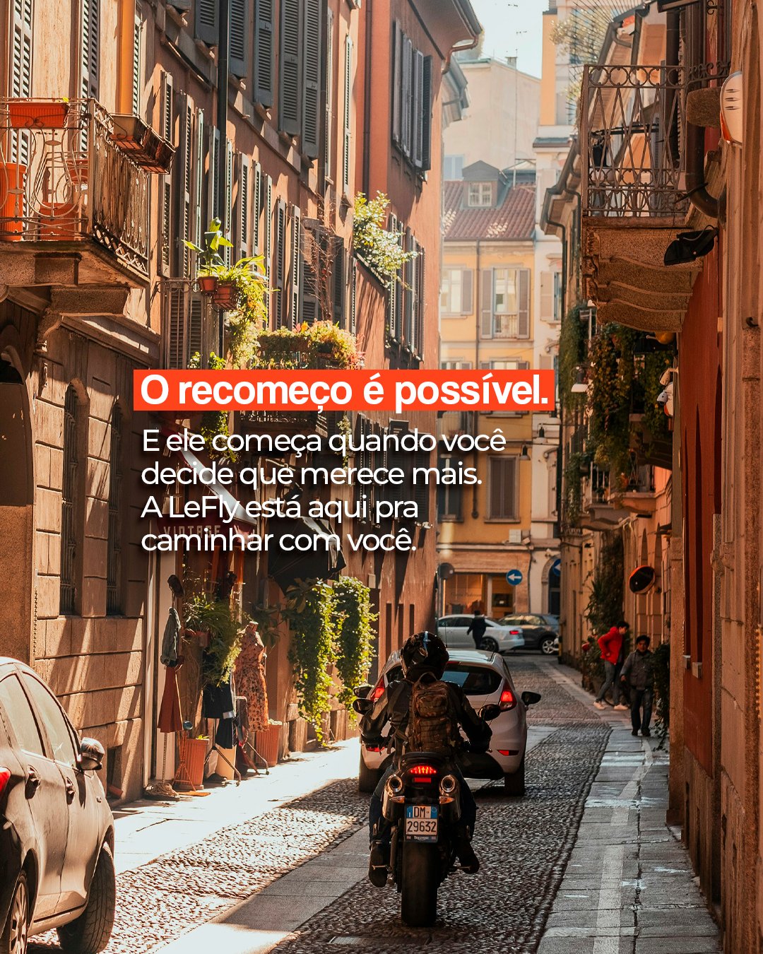 Tela 5: rua estreita com uma moto seguindo em frente; o recomeço é possível