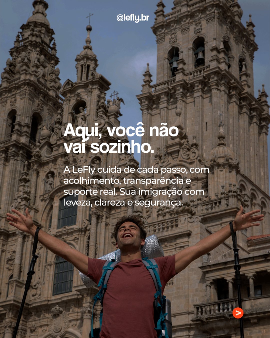 Tela 6: homem de braços abertos diante de uma catedral; aqui, você não vai sozinho