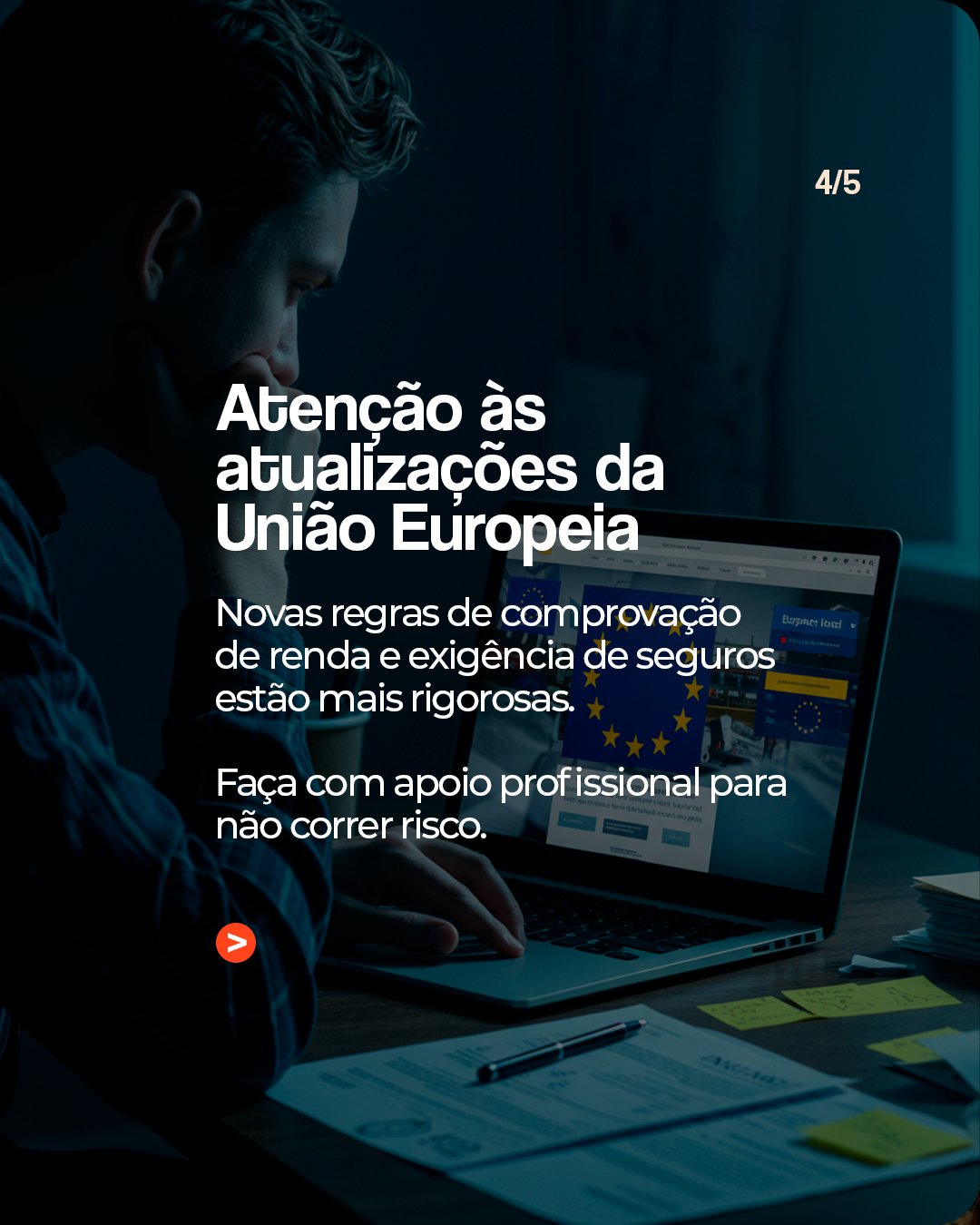 Tela 4: homem diante do notebook à noite com a bandeira da União Europeia na tela; atenção às atualizações