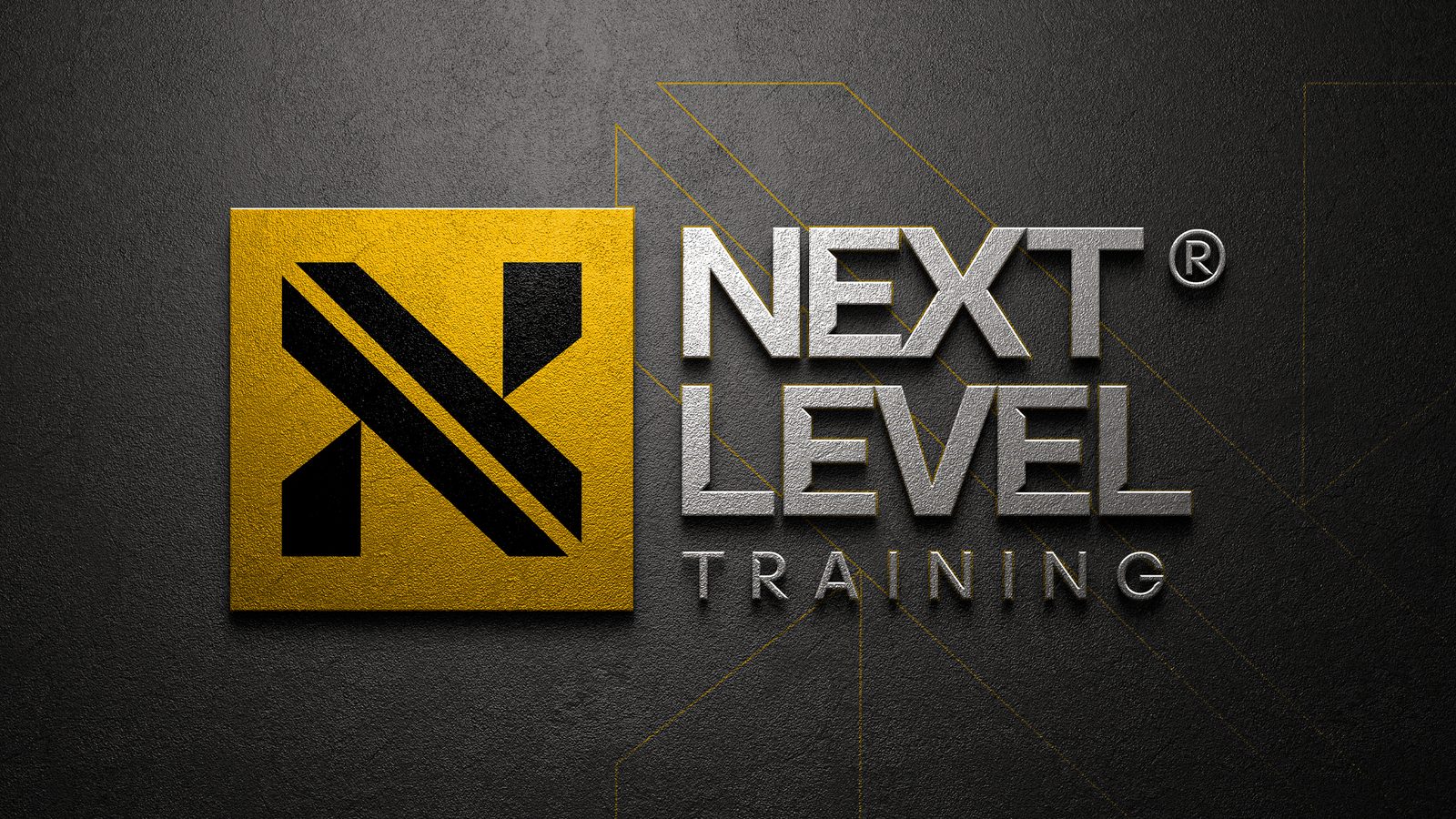 Marca Next Level Training em relevo numa parede escura