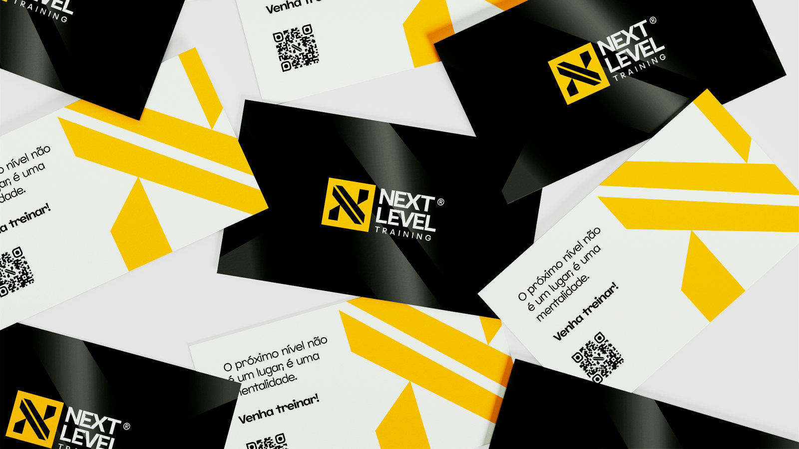 Cartões de visita da Next Level: frente preta com a marca e verso branco com diagonais amarelas e QR code