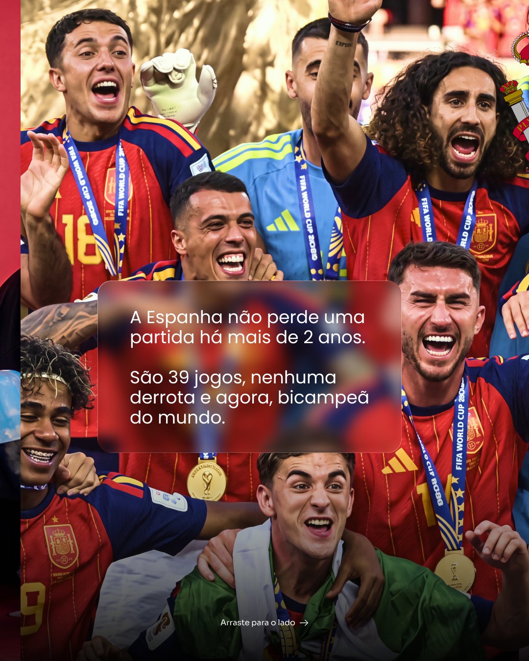 Tela 2: jogadores da Espanha comemorando, com card de vidro sobre a sequência invicta