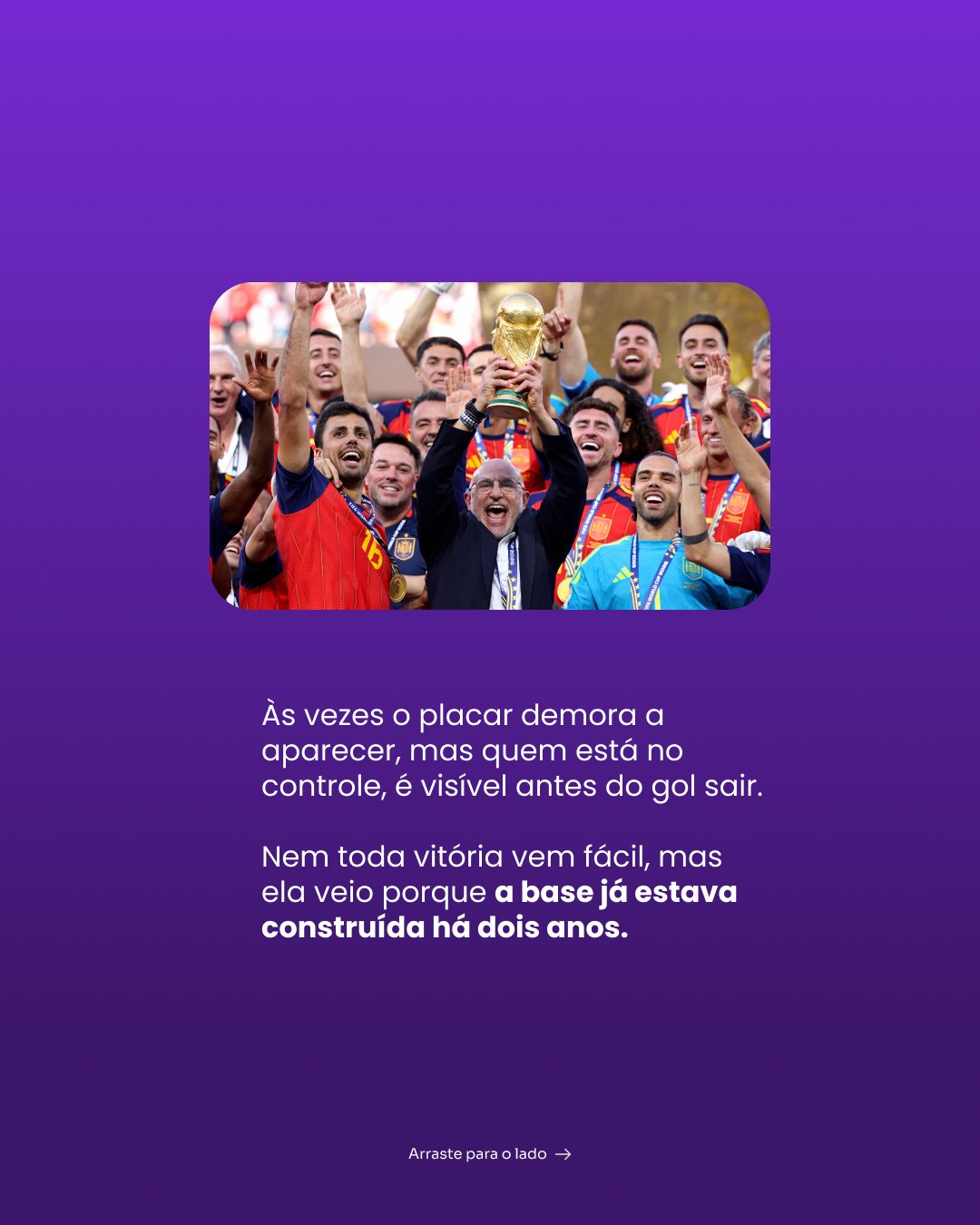 Tela 6: jogadores erguendo a taça e o texto sobre a base construída há dois anos