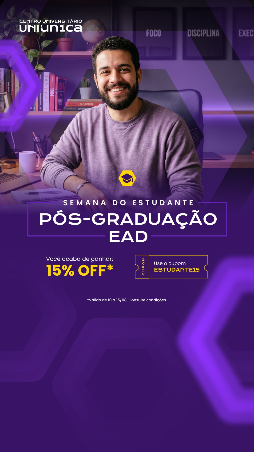 Story da Semana do Estudante: homem de uns 30 anos sorrindo em seu espaço de estudo, com quadros escritos Foco, Disciplina e Execução, e a oferta de 15% na pós-graduação EAD