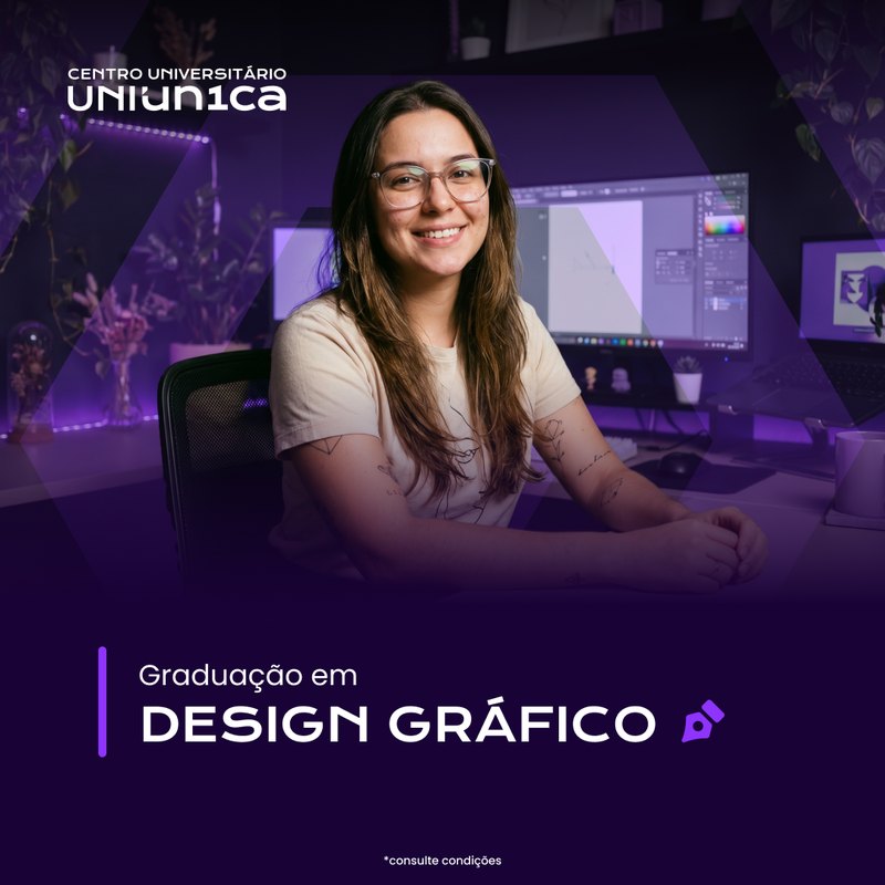 Graduação em Design Gráfico: jovem sorrindo num estúdio com software de design na tela