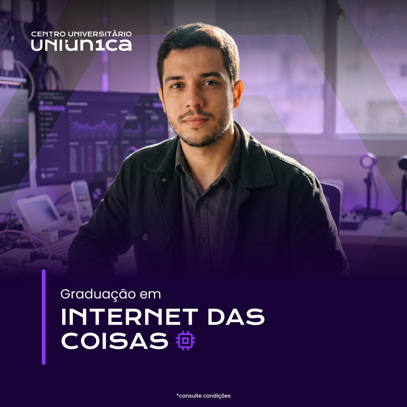Graduação em Internet das Coisas: jovem num laboratório com painéis e componentes eletrônicos